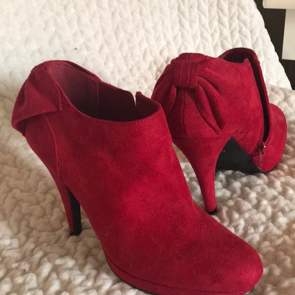 Like New! Worn 3 times 7M